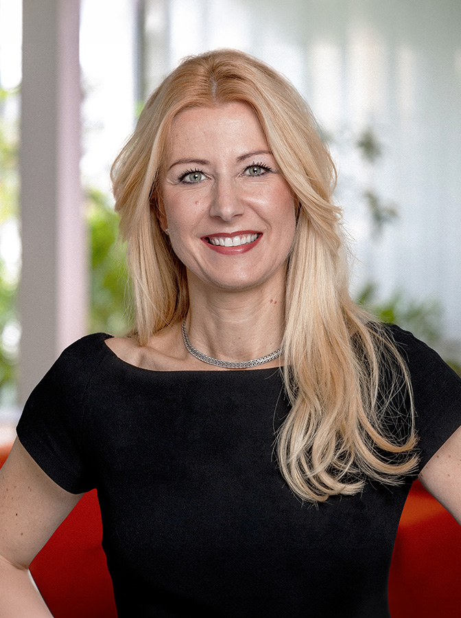 Portraitfoto einer Frau mit dunklem, kurzärmeligem Oberteil