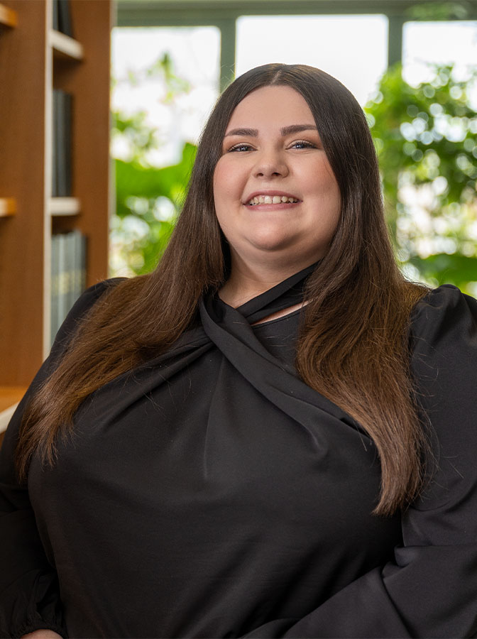 Portraitfoto einer Frau mit dunklem Business-Outfit