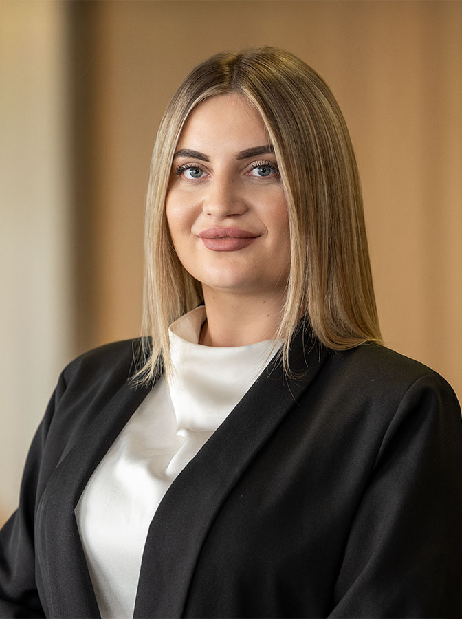 Portraitfoto einer Frau im Business-Outfit